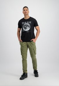 Alpha Industries DARK SIDE - Triko s potiskem - black reflective
