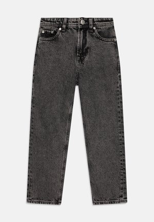 Sorte, syrevaskede jeans med lige ben, fem lommer, bæltestropper og sølvfarvet knaplukning, vist fladt på en hvid baggrund.
