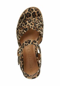Sandalia de print de leopardo con correas cruzadas, material de ante marrón, área del dedo ancho, tacón resistente y detalle decorativo de hebilla metálica.