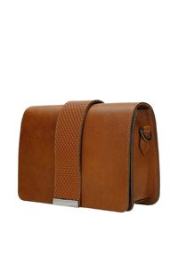 Sac à main en cuir marron avec sangle texturée et détail de fermoir en métal argenté, forme rectangulaire avec boucles latérales pour une bandoulière.