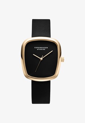 Vierkante horloge in goudkleur met zwarte wijzerplaat, gouden wijzers, "Copenhagen Studios"-logo en zwarte leren band.