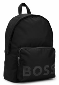 Sac à dos en nylon noir de forme arrondie, avec une poche zippée à l'avant et un grand logo "BOSS" finition matte. Inclut une poignée supérieure.