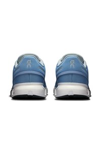 Scarpe da corsa blu con tomaia in rete e collare imbottito. Presenta una suola intermedia bianca e suola esterna testurizzata per una maggiore aderenza. Logo visibile sul tallone.