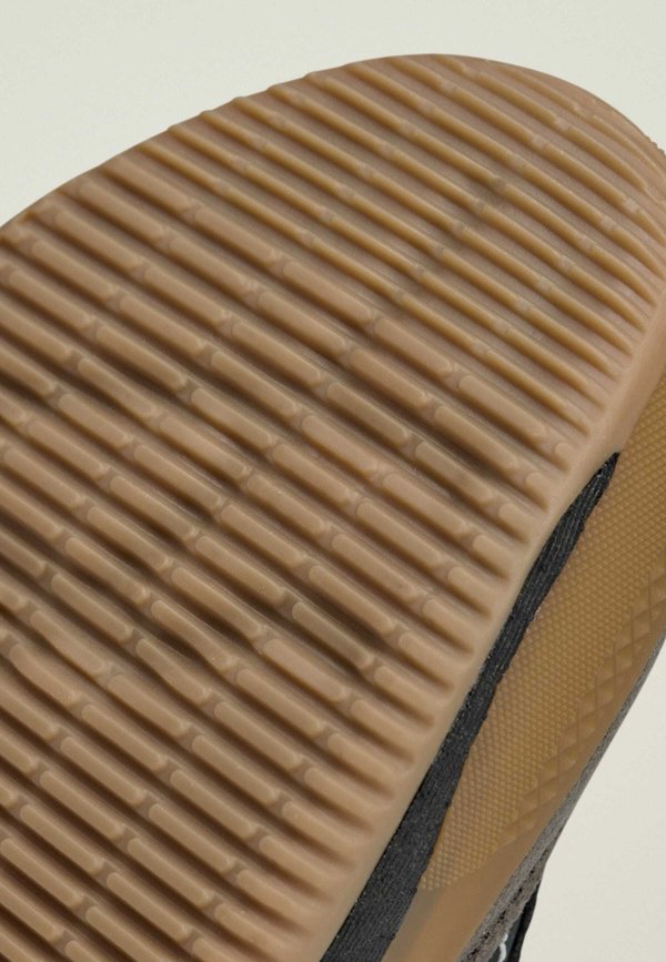 COURT BOOST - Training shoe4