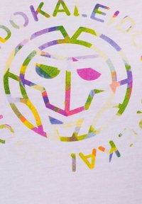 Kleurvolle graphic T-shirt met een gestileerd gezichtsontwerp in tinten roze, groen en geel op een witte achtergrond. Zachte katoentextuur.
