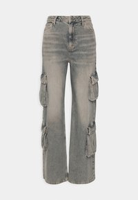 Jeans cargo en denim gris deslavado, diseño de pierna ancha, con dos grandes bolsillos laterales, costuras visibles y una cintura estándar.