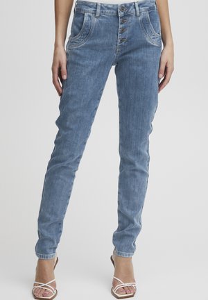 Jeans en denim bleu clair avec une coupe slim, un design à cinq poches et une braguette à cinq boutons. Accentué par des coutures contrastées.