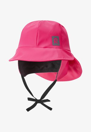 Rosa wasserdichter Bucket Hut mit breiter Krempe, schwarzen Kinnriemen und einem grauen Logo-Patch auf der Vorderseite. Weiche Textur mit glatter Oberfläche.