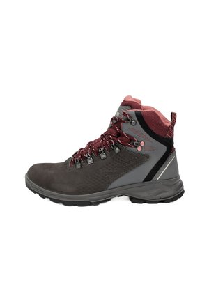 Bota de senderismo marrón y gris con superficie texturizada, cordones rojos y collar rosa. Diseñada para la durabilidad y tracción en entornos exteriores.