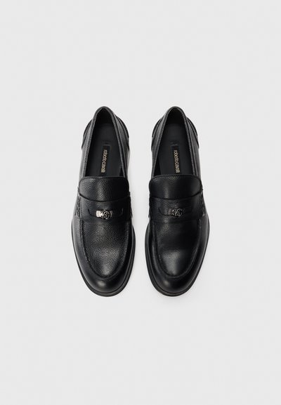 Mustad nahast meeste loafers, millel on tekstureeritud viimistlus ja metallist logo aktsendid ees, eksponeeritud ülalt alla valgel taustal.