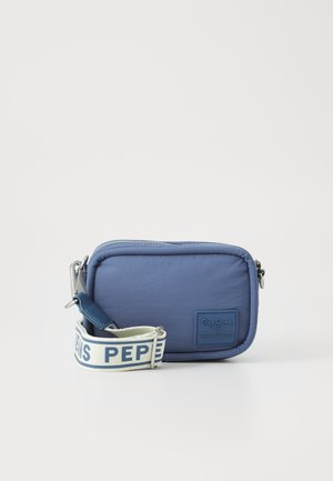 Borsa a tracolla in nylon blu con chiusura a zip, caratterizzata da un patch logo testurizzato e una tracolla bianca con il testo "PEPE JEANS".