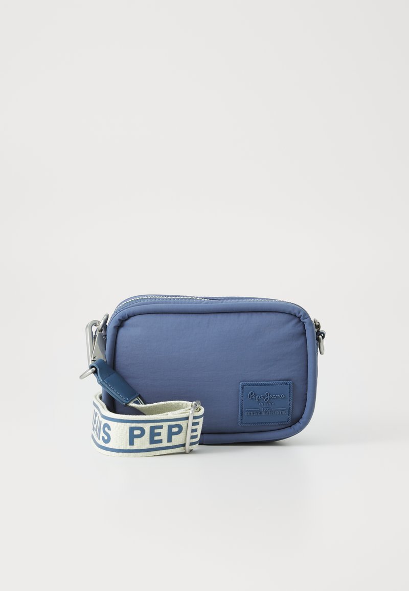 Modra najlonska torba čez ramenski pas z zadrgo, ki vključuje teksturirano logotipno nalepko in belo naramnico s tekstom "PEPE JEANS".