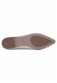 Sole di scarpa a punta con una finitura texturizzata di un beige chiaro, con un tacco in gomma liscio e più chiaro e un'iscrizione con il marchio sul lato.