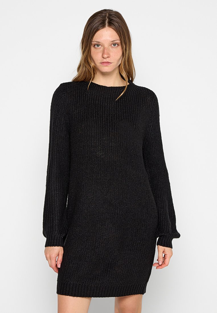 Vestido suéter negro de punto con mangas largas, textura acanalada, escote redondo y un corte relajado que llega hasta la mitad del muslo.