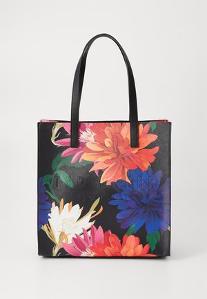 Črna torba za nakupovanje z barvitimi cvetličnimi vzorci v roza, oranžni, modri in beli barvi. Ima dve črni ročici in embossiran logotip "TED BAKER LONDON".