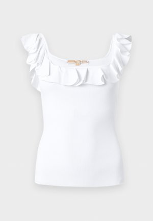 Λευκό αμάνικο ριμπ τοπ με τετράγωνη λαιμόκοψη και βολάν κατά μήκος των ώμων και του στήθους.