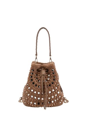 Borsa a secchiello marrone con chiusura a coulisse, decorata con grandi e piccoli borchie metalliche, e una tracolla singola.