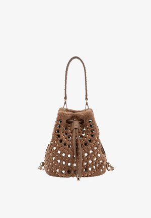 Borsa a secchiello marrone con chiusura a coulisse, decorata con grandi e piccoli borchie metalliche, e una tracolla singola.