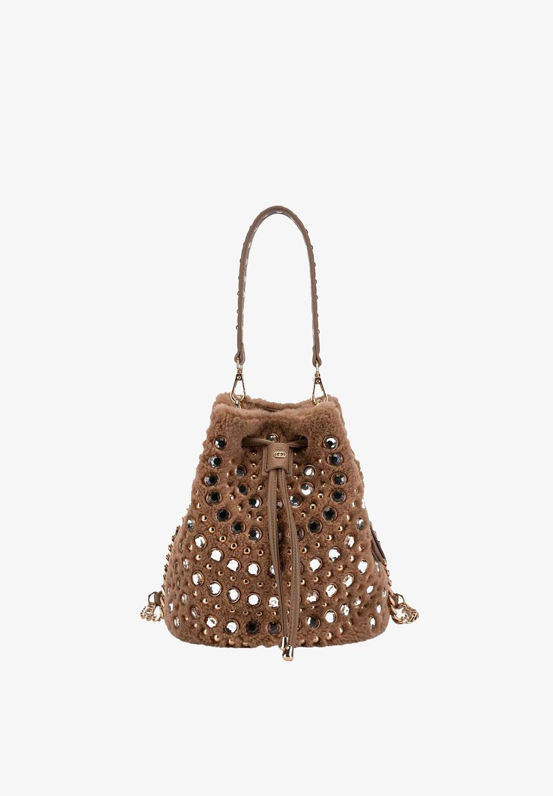 Borsa a secchiello marrone con chiusura a coulisse, decorata con grandi e piccoli borchie metalliche, e una tracolla singola.