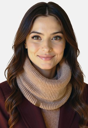 Beżowa prążkowana dzianinowa osłona na szyję z szerokim, zwiniętym designem i tkanej etykietą z logo. Miękka faktura, odpowiednia na zimną pogodę.