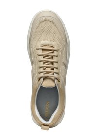 Beige Sneaker mit einem Netzobermaterial, runder Zehenpartie, tonalen Schnürsenkeln und gepolstertem Kragen. Besitzt ein Logo und eine kontrastierende graue Innensohle.