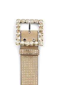 Cinturón con una correa de cuero color tostado que presenta una hebilla cuadrada en tono dorado adornada con rhinestones transparentes y una textura en forma de cuadrícula en la correa.