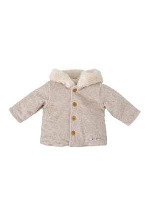 Chaqueta gris claro con una capucha de piel blanca, cinco botones de madera y una tela texturizada. Presenta mangas largas y un dobladillo redondeado.