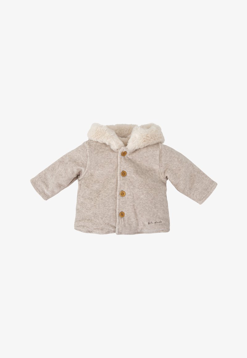 Chaqueta gris claro con una capucha de piel blanca, cinco botones de madera y una tela texturizada. Presenta mangas largas y un dobladillo redondeado.