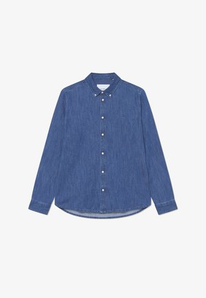 Camisa de ganga, azul médio, de mangas longas, com gola abotoada. Botões frontais e um pequeno logótipo no peito. Barra reta com aberturas laterais.