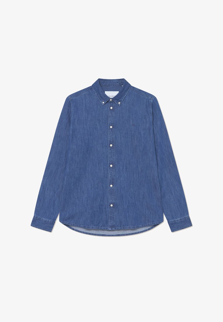 Denim ing, közepes kék, hosszú ujjú, gombolós gallérral. Elülső gombok és egy kis logó a mellen. Egyenes alsó szegély oldalsó szellőzőkkel.