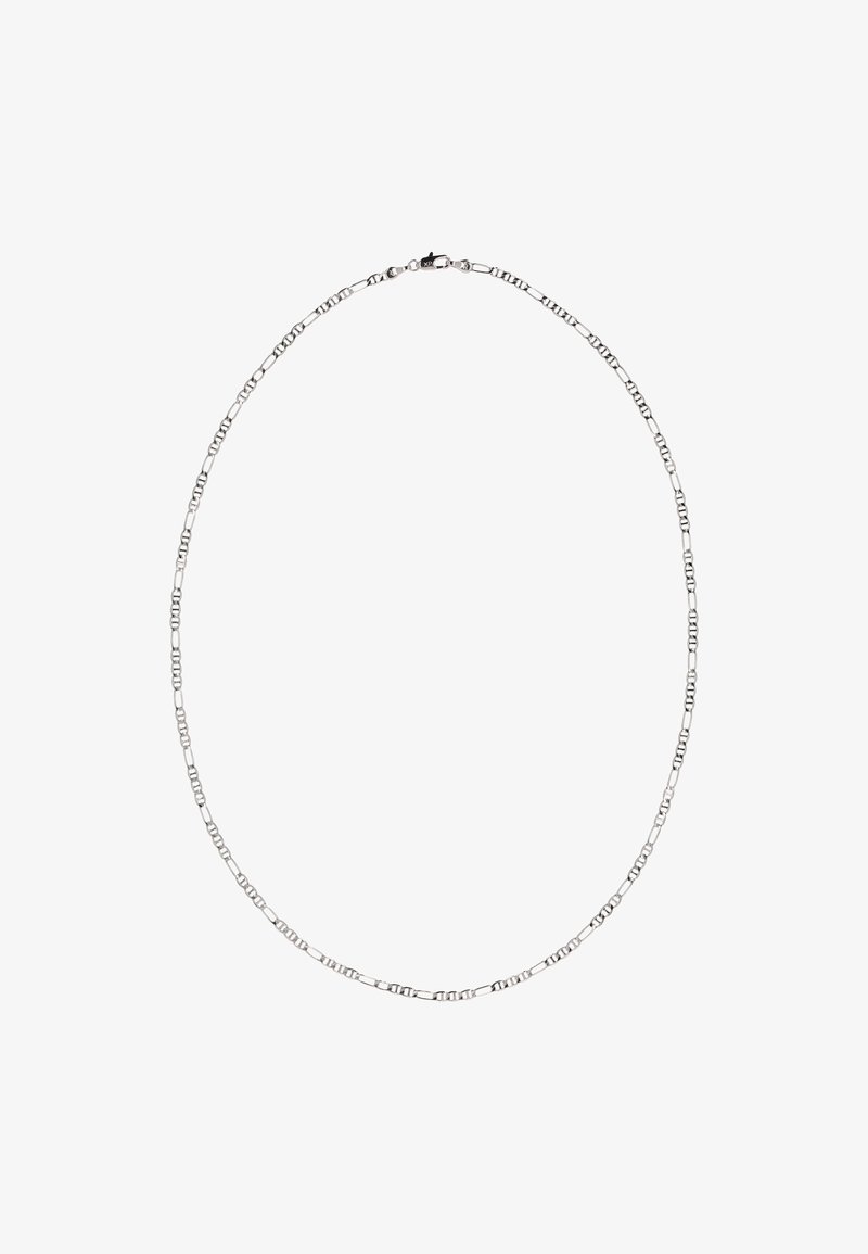 Sølv kædedyse med forlængede og rundede led, der har en glat tekstur og en sikker lukning. Simpelt, minimalistisk design velegnet til lag-på-lag.