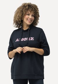 Námořnická mikina s volným střihem, zdobená růžovým potiskem "AMORE", s nastavitelnými šňůrkami a třičtvrtinovými rukávy. Hladká bavlněná tkanina.