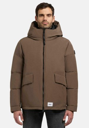 Bruine pufferjack met hoge kraag, rits aan de voorkant, twee voorkeurszakken en een logo-label, met een gladde textuur en een relaxte pasvorm.