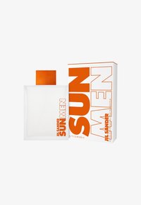 Jil Sander Sun Men doftflaska med orange kork och matchande låda med fet orange text på en vit bakgrund.