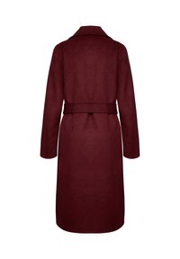 Langer burgunderroter Mantel aus weichem Stoff, mit einem breiten Kragen, langen Ärmeln und einem passenden Gürtel in der Taille. Glatte Textur ohne Muster.
