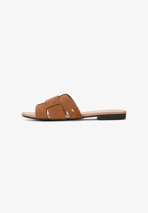 Brązowe zamszowe klapki z dwoma szerokimi paskami; płaska podeszwa; minimalistyczny design; mały akcent logo na jednym pasku.