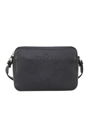 Sac à bandoulière en cuir noir avec surface texturée, forme rectangulaire et détail de logo perforé à l'avant, avec une sangle ajustable.