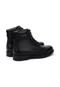 Botas de tobillo de cuero negro con acabado texturizado, parte delantera con cordones, suela de goma y cuello acolchado para mayor comodidad. Diseño duradero y robusto.