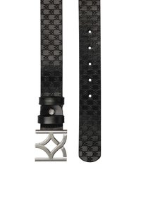 Černý kožený pásek s embosovaným šachovnicovým vzorem, opatřený designem sponky ze stříbrného kovu. Hladký povrch a několik úpravových děr.