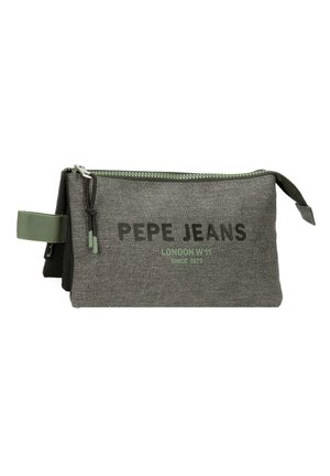 Bolsa gris de tela con cremallera y detalles verdes, con la inscripción "PEPE JEANS LONDON W11" en el frente, y asas laterales de lazo.