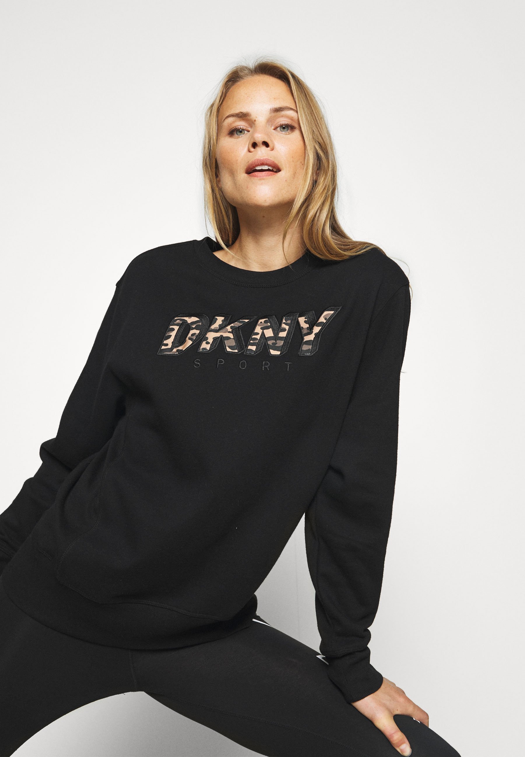 DKNY LONGSLEEVE LEOPARD LOGO APPLIQUE Sweater black DKNY LONGSLEEVE LEOPARD LOGO APPLIQUE Sweater black