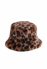 Pălărie tip găleată din blană cu imprimeu leopard, cu o textură moale, vârf rotunjit și bor lat, având variații de pattern în nuanțe de maro închis și bej deschis.