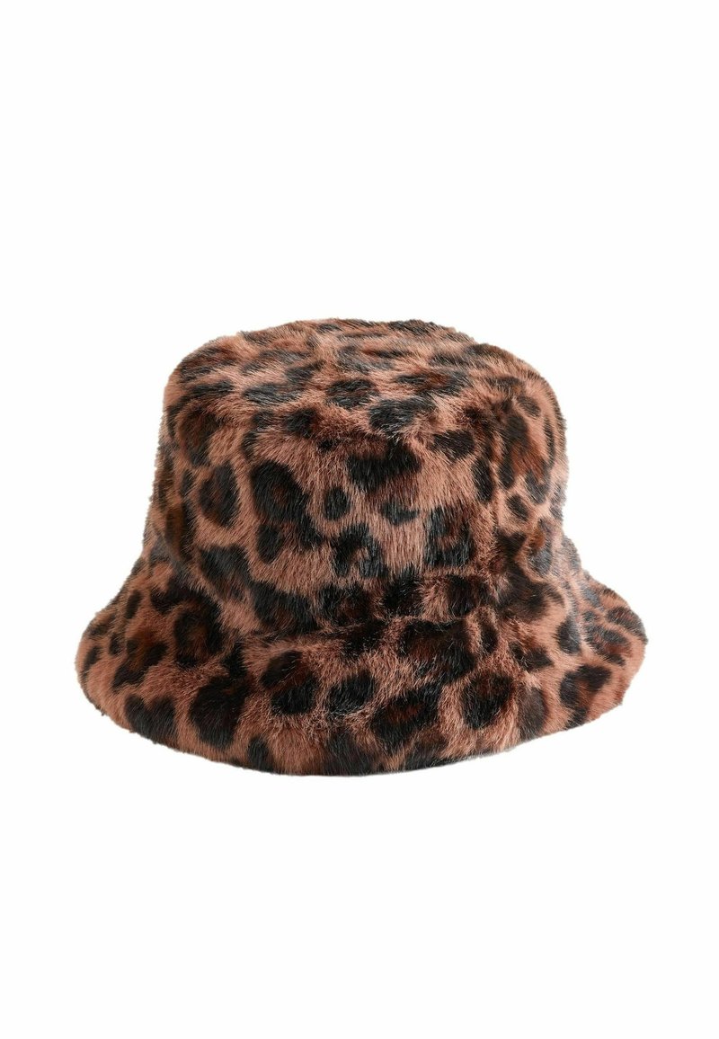 Pălărie tip găleată din blană cu imprimeu leopard, cu o textură moale, vârf rotunjit și bor lat, având variații de pattern în nuanțe de maro închis și bej deschis.