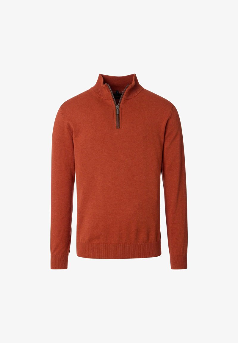 Rostfarbener Langarm-Pullover mit halbseitigem Reißverschluss und gerippten Ärmelbündchen und Saum auf einem schlichten weißen Hintergrund.