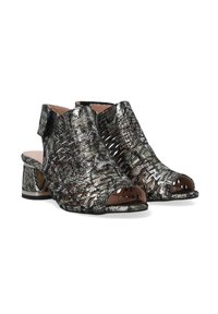 Offene Zehenabsatzsandalen mit gewebtem Schwarz- und Silberschlangehautmuster, mittelhohem Blockabsatz und einem Riemen um den Knöchel.
