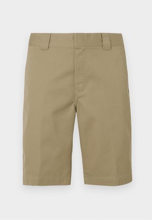 Khakifarbene Baumwollshorts mit flacher Vorderseite, Gürtelschlaufen und zwei seitlichen Taschen. Der Stoff ist glatt mit matter Oberfläche und ohne sichtbare Muster.