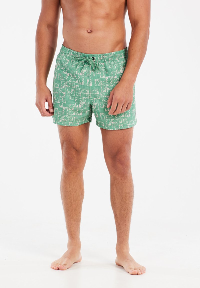 Gröna simshorts med ett bladmönster, elastisk midja med dragsko och en texturerad väv för komfort.