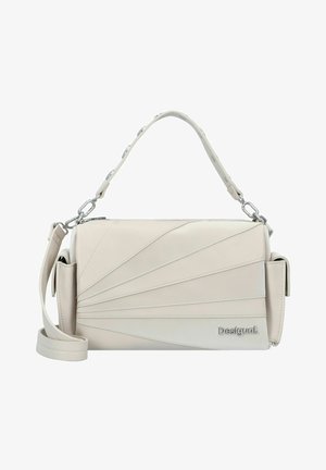 Sac à main en cuir beige avec un design plissé, une bandoulière réglable, des accessoires en métal argenté et un logo sur le devant. Forme rectangulaire compacte.