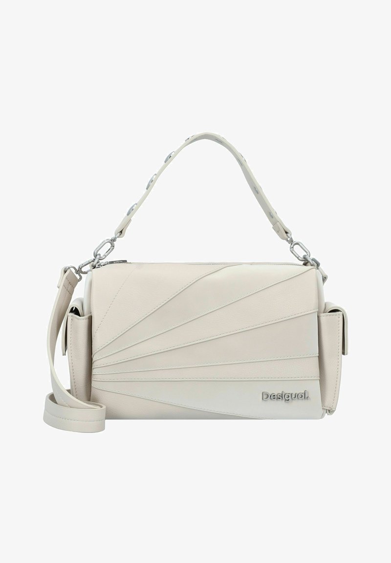 Beige leren handtas met geplooid ontwerp, verstelbare schouderband, zilveren hardware en logo-detail aan de voorkant. Compact rechthoekige vorm.