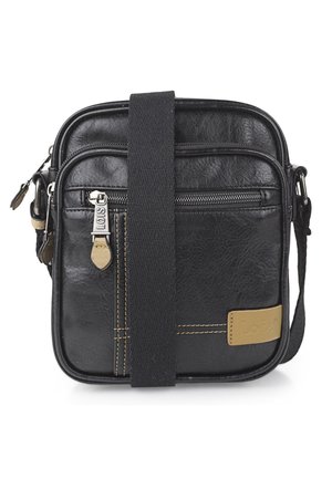 Bolso cruzado de cuero negro con dos bolsillos con cremallera, un acabado texturizado, detalles en marrón y una correa tejida. La parte frontal presenta líneas de costura y un logo.